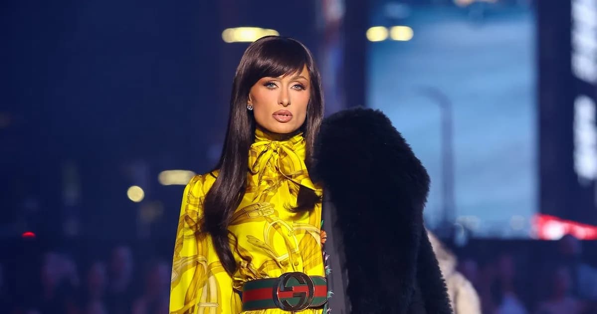 Paris Hilton métamorphosée : son étonnant changement de look brun sur le podium Gucci