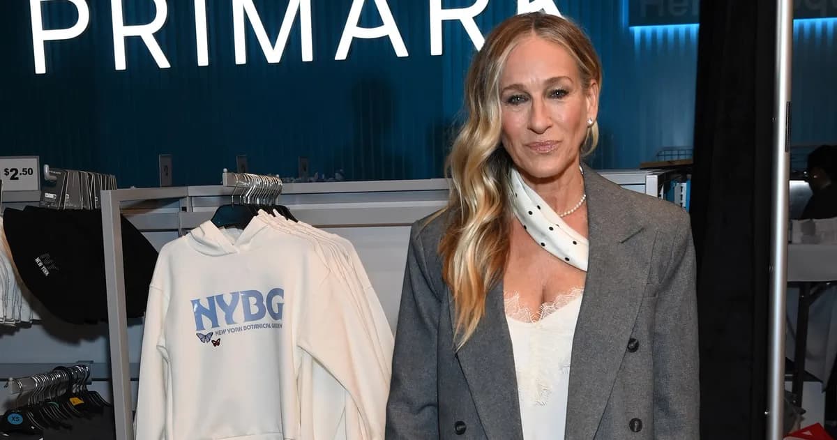 Sarah Jessica Parker sublime la camisole en dentelle : l’alliée mode secrète de l’été