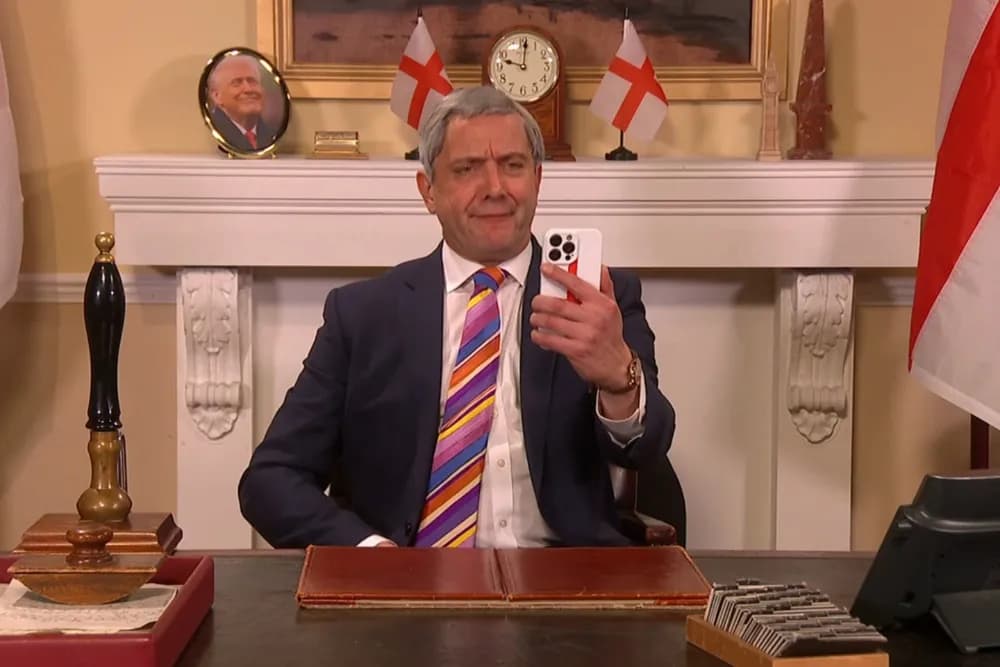 Peter Serafinowicz incarne Nigel Farage dans l'ouverture choc de SNL U.K. en 2026