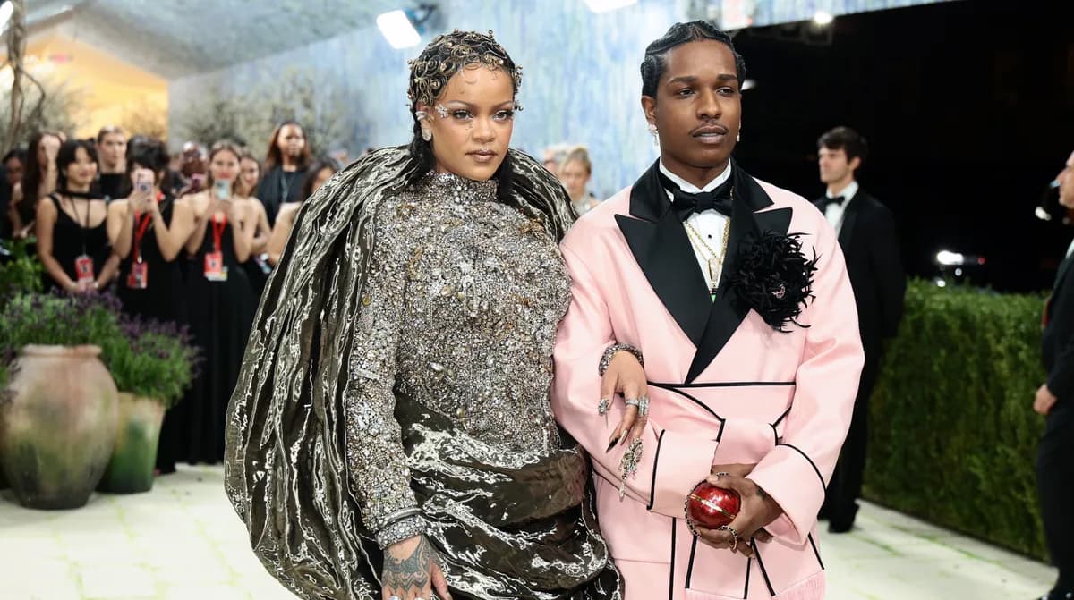 Rihanna éblouit le Met Gala 2026 aux côtés d’A$AP Rocky dans une robe Maison Margiela sur mesure