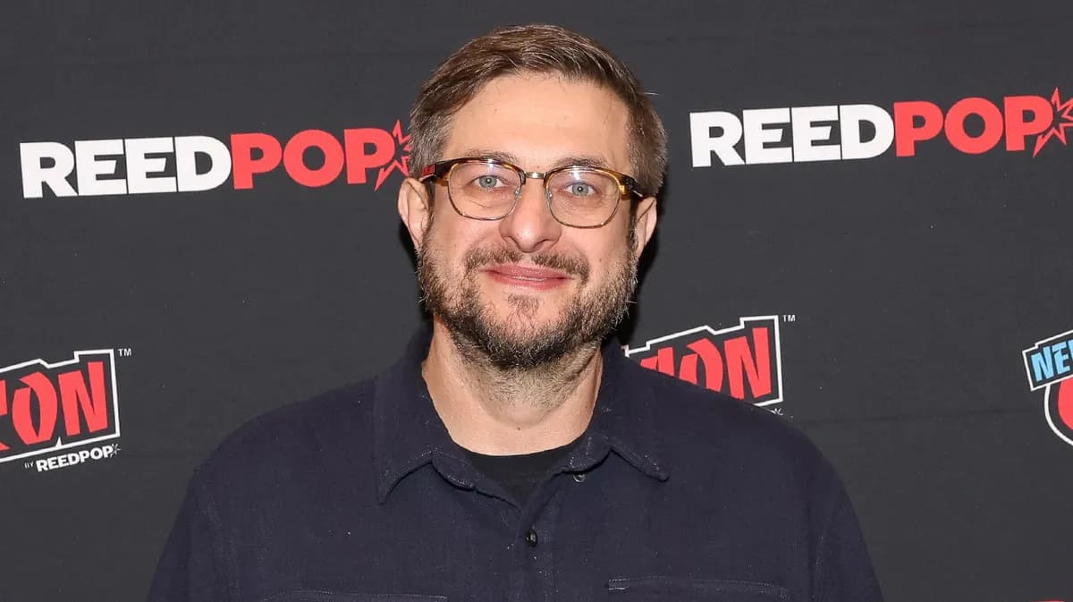 Eugene Mirman : son incroyable rétablissement un mois après son terrible accident de voiture en 2026