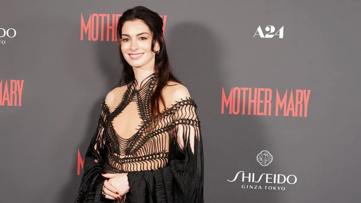 Anne Hathaway : la double vie glamour et sombre sur tapis rouge révélée