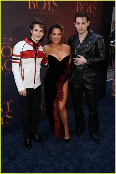 Les stars cultes de The Lost Boys brillent à Broadway pour la première de la comédie musicale