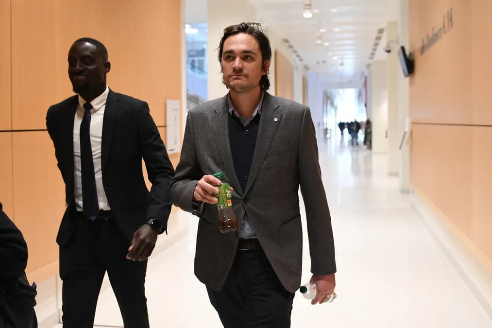 Alain-Fabien Delon choque la famille en vendant tracteur et tondeuse, la mémoire d’Alain salie ?