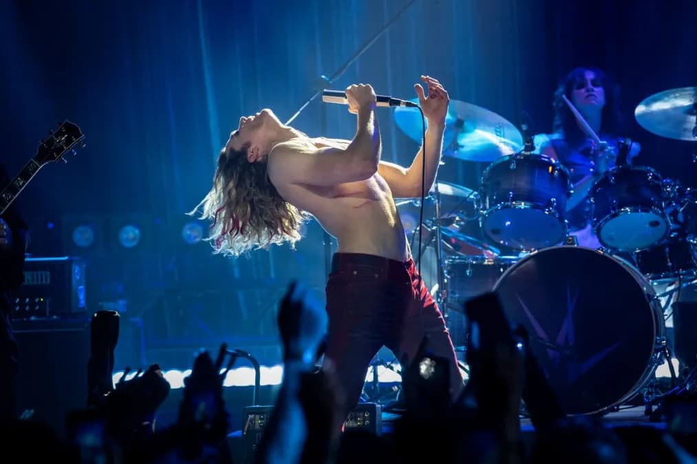 Sam Reid (Lestat) revisite Billy Idol avec un cover explosif sur toutes les plateformes