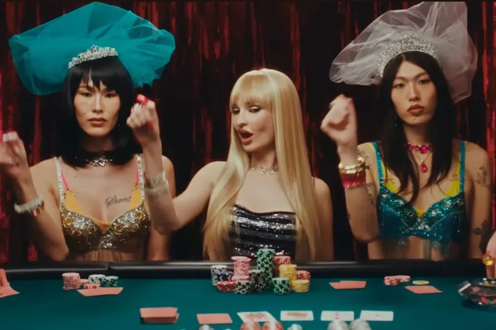 Kim Petras mise tout sur un coup de poker audacieux dans son nouveau clip explosif