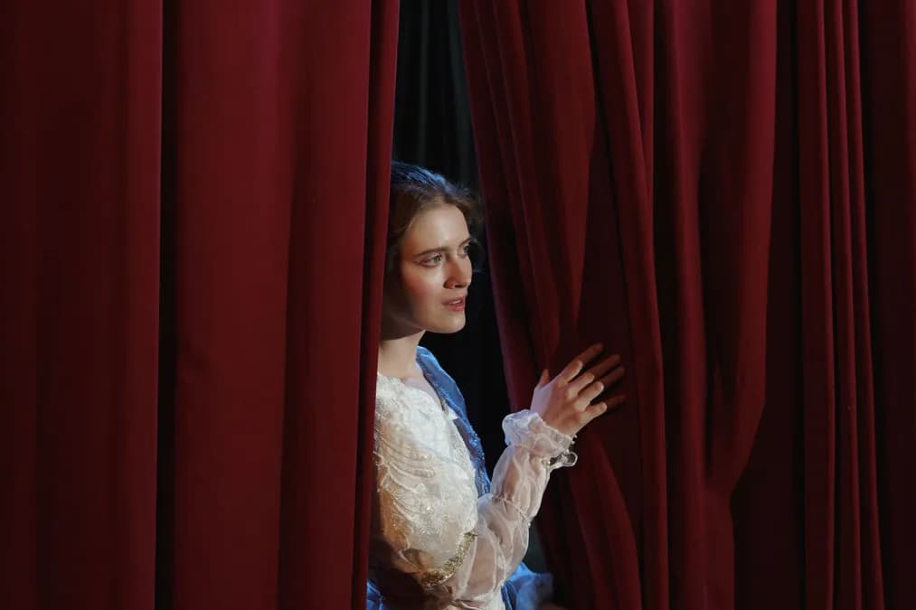 Rose Byrne éblouit à Broadway aux côtés de Kelli O'Hara et Mark Consuelos dans Fallen Angels