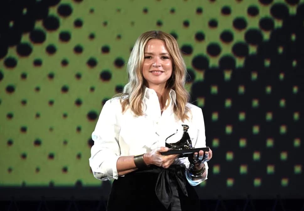 Virginie Efira filmée à l'Hôtel de Crillon : Niels Schneider à ses côtés ?