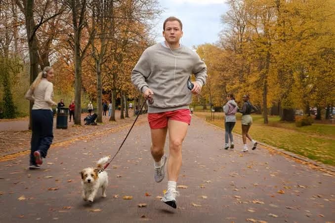 Taron Egerton déconstruit son image de gentil garçon dans 'Everybody Wants to Fuck Me'