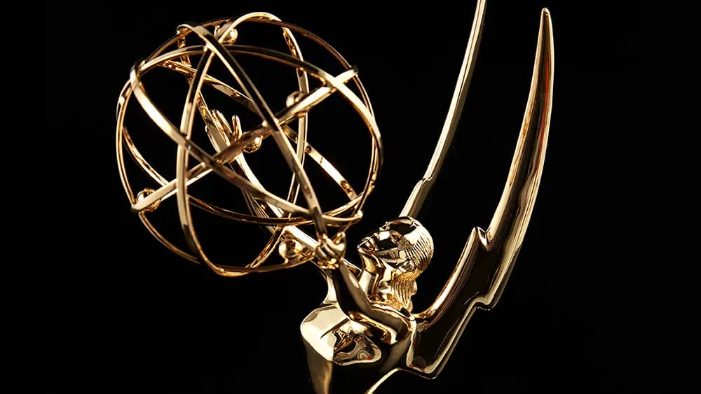 Mariska Hargitay accueille les Emmy Awards et le Pitt mène les nominations