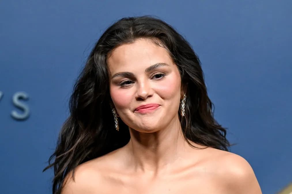 Selena Gomez révèle le vernis à ongles à 13 $ qui a illuminé ses ongles aux Emmys
